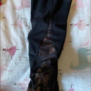 Fabletics mid rise crop lace bottom leggings xs